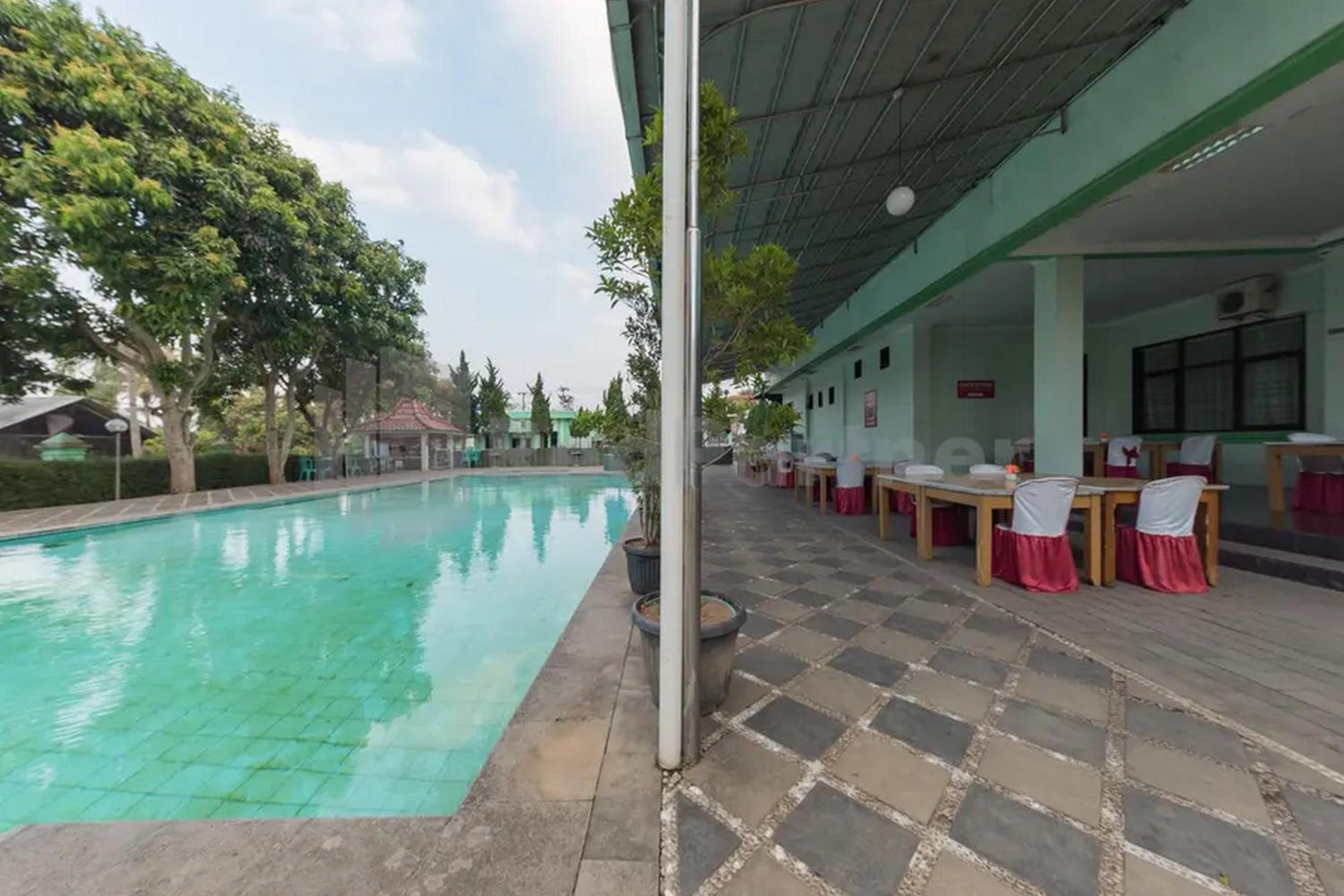 Hotel Ayong Linggarjati Kuningan Mitra Reddoorz Exterior foto
