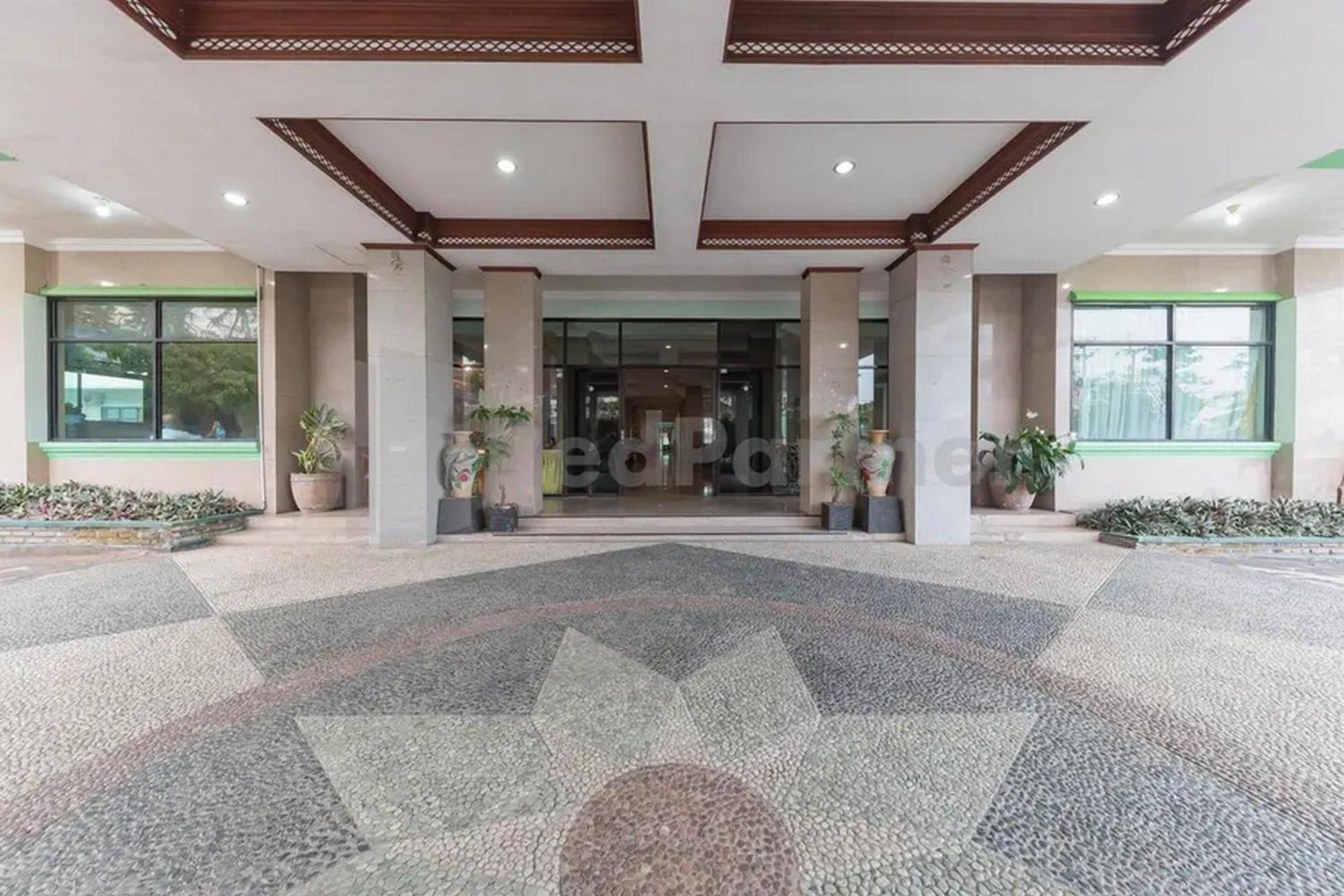 Hotel Ayong Linggarjati Kuningan Mitra Reddoorz Exterior foto